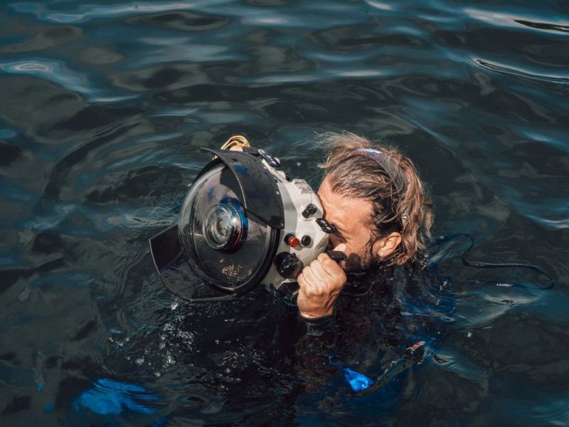 Diver using an underwater camera