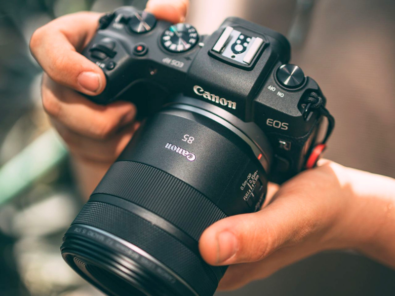 Mirrorless camera for fashion photography