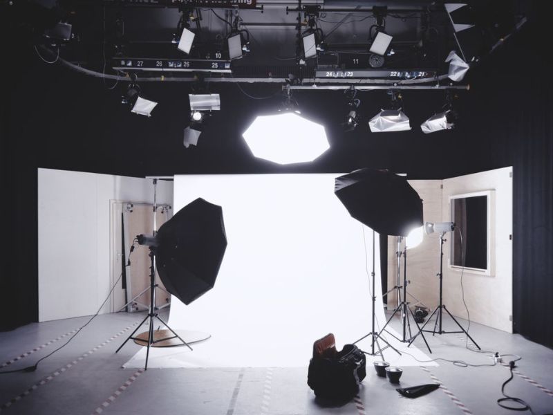 Reflectors, softboxes and umbrellas for studio photography