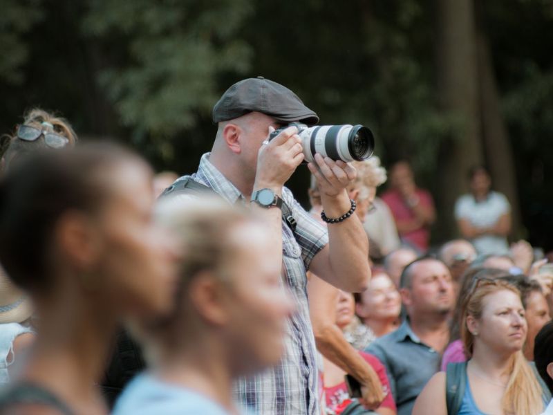 Zoom lens for sports photography