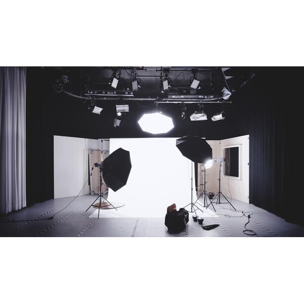 How to Set Up a Home Photography Studio: Essential Gear & Tips image